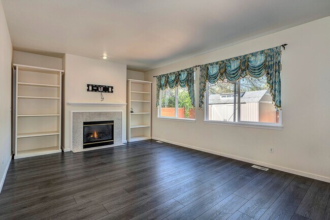 Foto del edificio - Mountlake Terrace Two Story Home