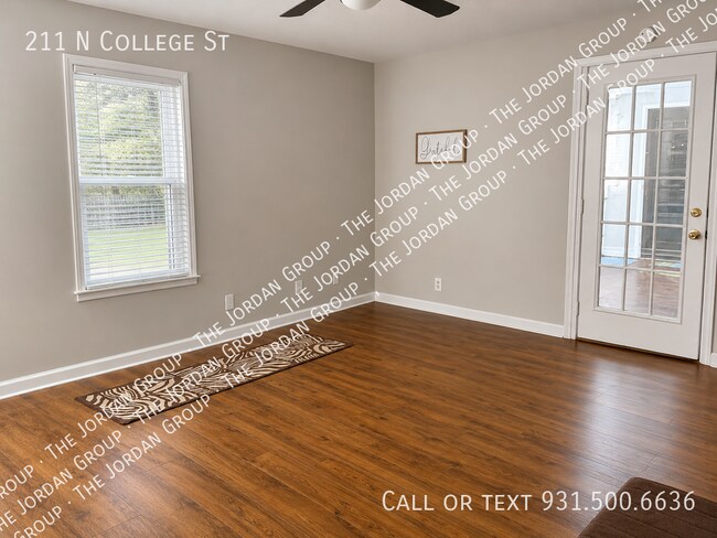 Foto del edificio - 211 N College St