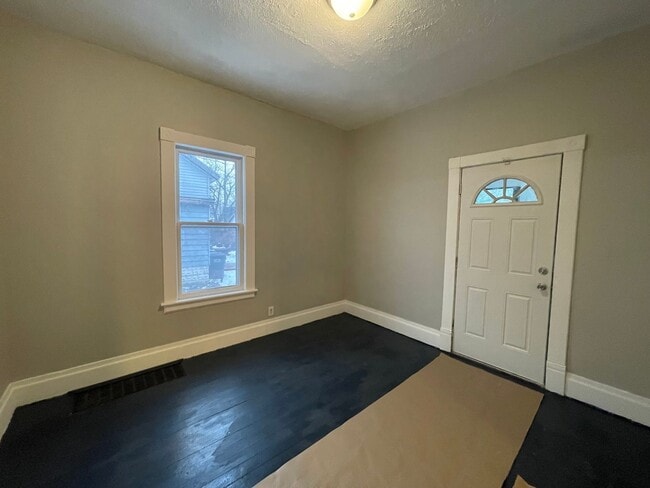 Building Photo - Three Bedroom Home in Kalamazoo