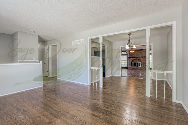 Foto del edificio - LOTS OF NATURAL SUNLIGHT!!!