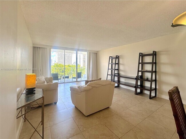Foto del edificio - 2851 NE 183rd St