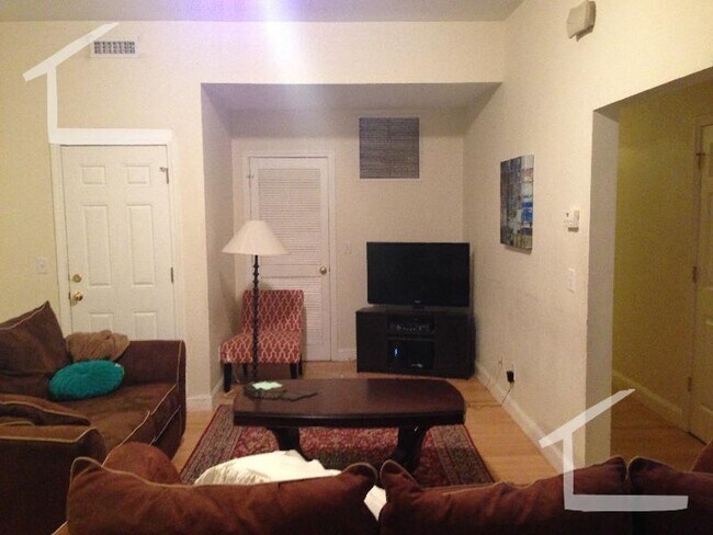 Building Photo - Nice 4 bed steps from BU