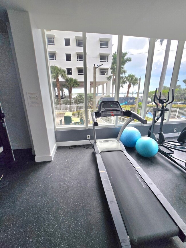 Foto del edificio - 615 NE 22nd St