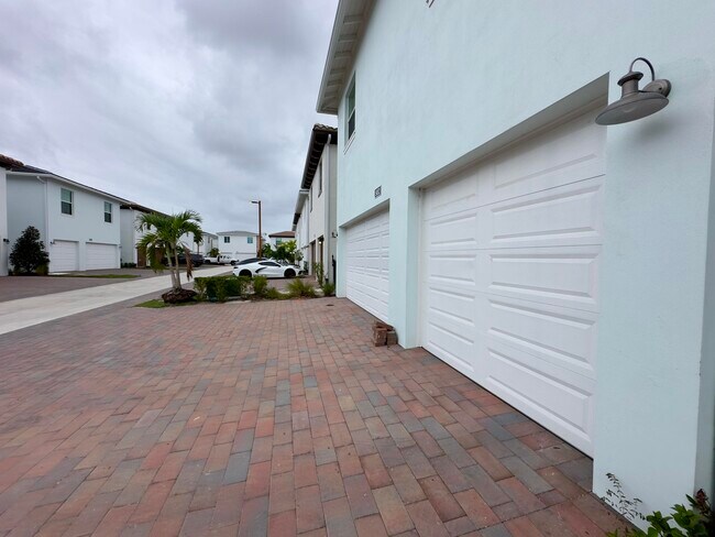 Building Photo - 5052 Grandiflora Rd