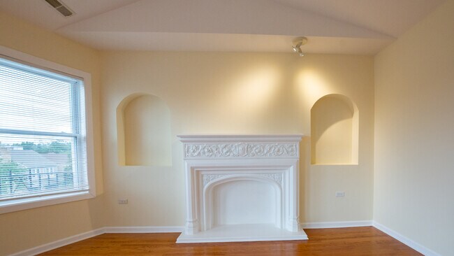Building Photo - 7554 N Claremont Ave