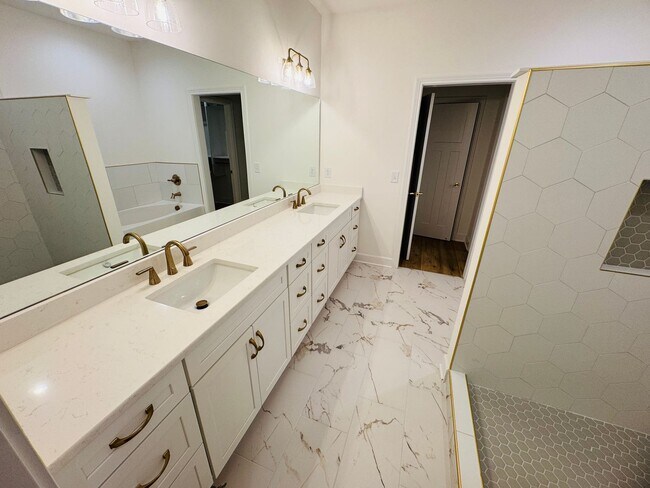 Foto del edificio - FOR LEASE - NEW BUILD TOWNHOME LOCATED IN ...