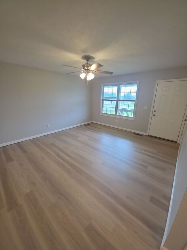 Foto del edificio - Newly Updated 2-Bedroom Apartment in Sparta with Lawn Care Included