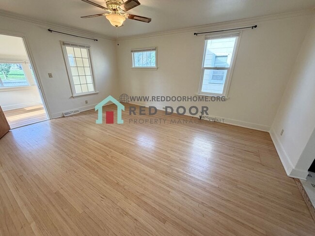 Building Photo - 1405 Duplex SQD LLC -M