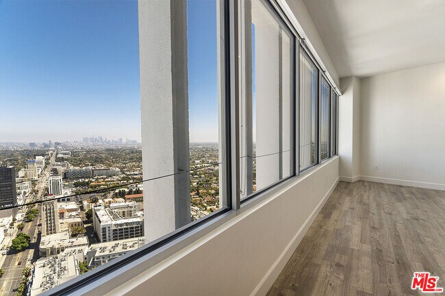 Building Photo - 5670 Wilshire Blvd