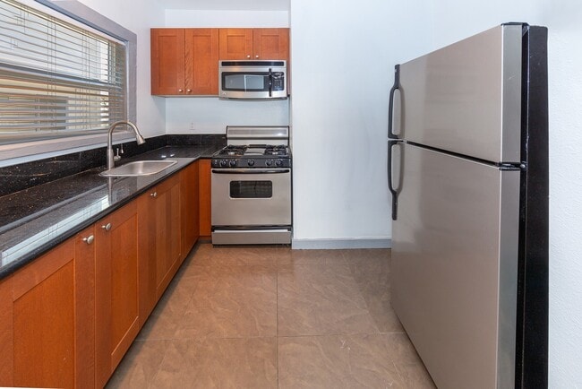 Building Photo - Beautiful 1b Apartment Located in Downtown...