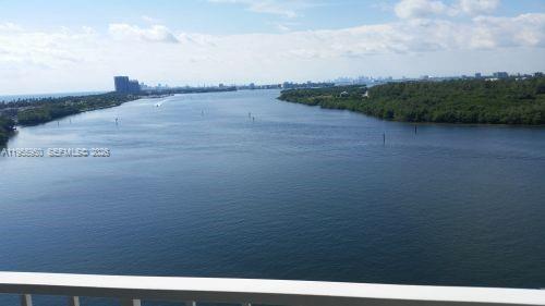 Foto del edificio - 300 Bayview Dr