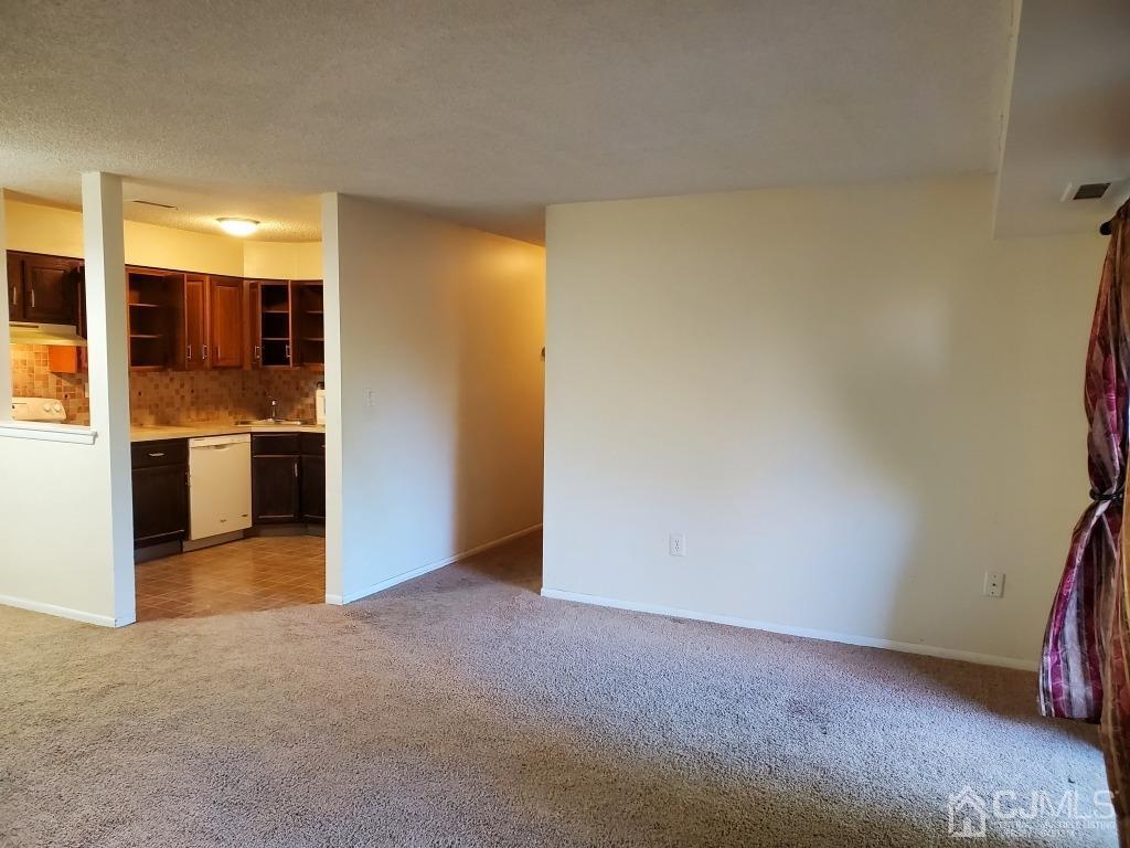 211 Aspen Dr Unit 211, Princeton Meadows, NJ 08536 Room for Rent in