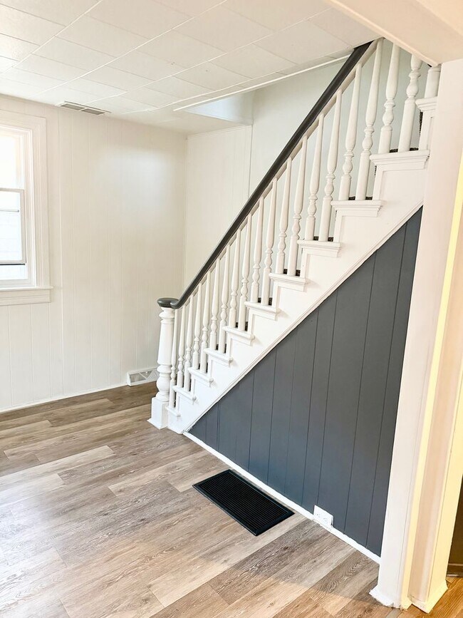 Foto del edificio - Cozy 2–3 Bedroom, 1 Bath Home with Garage & Sunroom