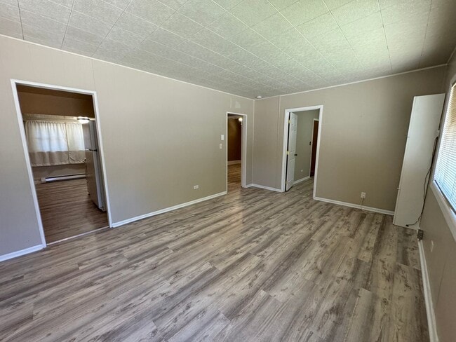 Foto del edificio - 2 bed 1 bath house with water,sewer, garbage and lawn care included!