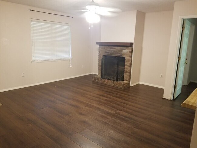 Foto del edificio - 1330 White Oak Dr