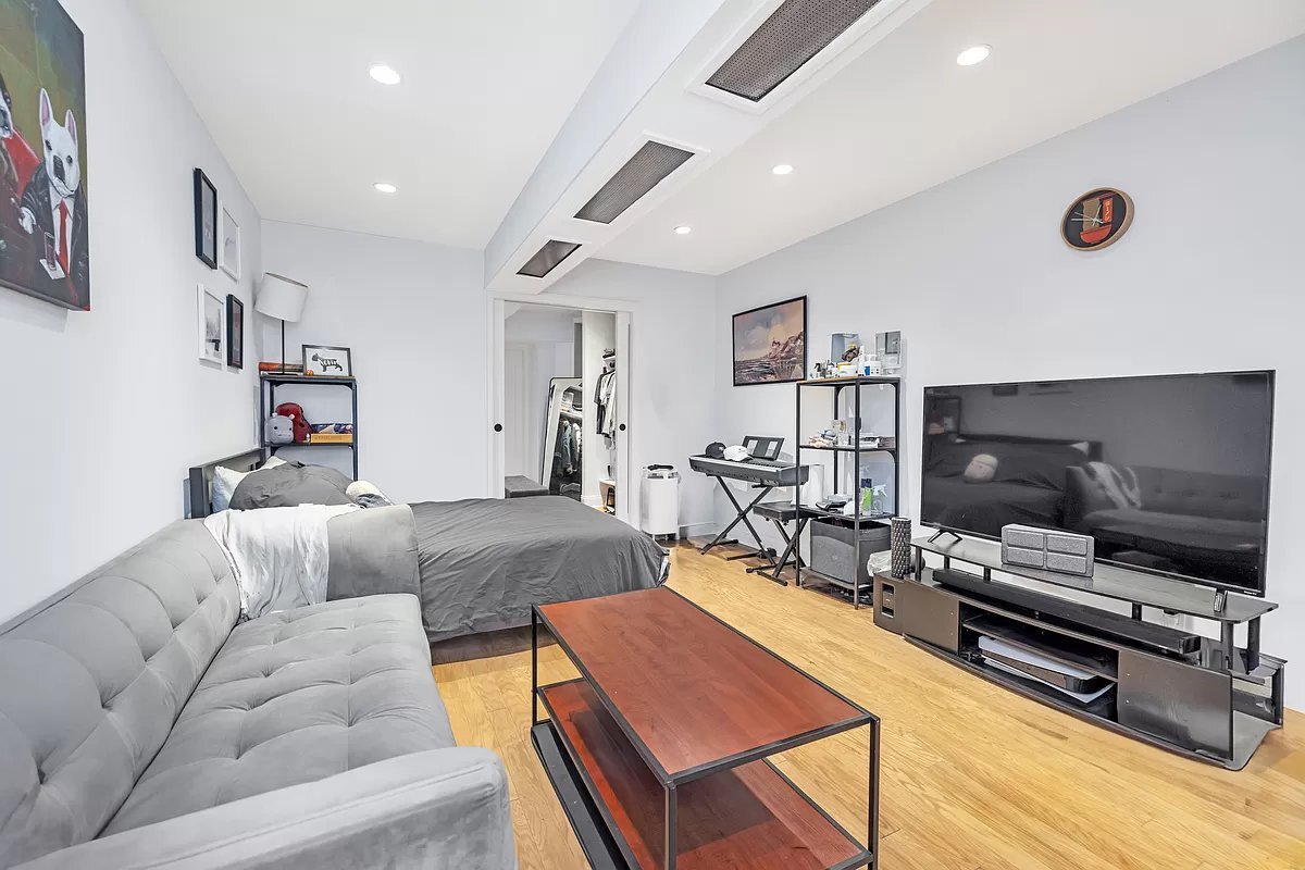 Primary Photo - 222 Pacific St