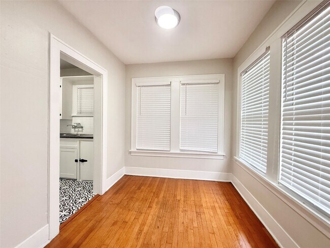 Building Photo - 1126 Berthea St