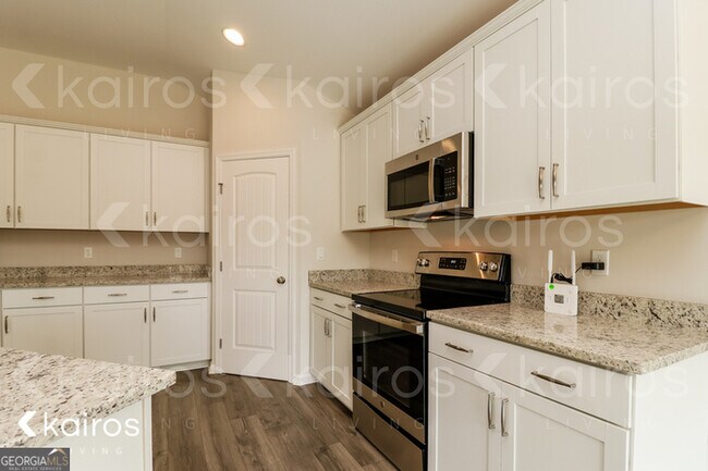 Building Photo - 17 Red Oak Dr.