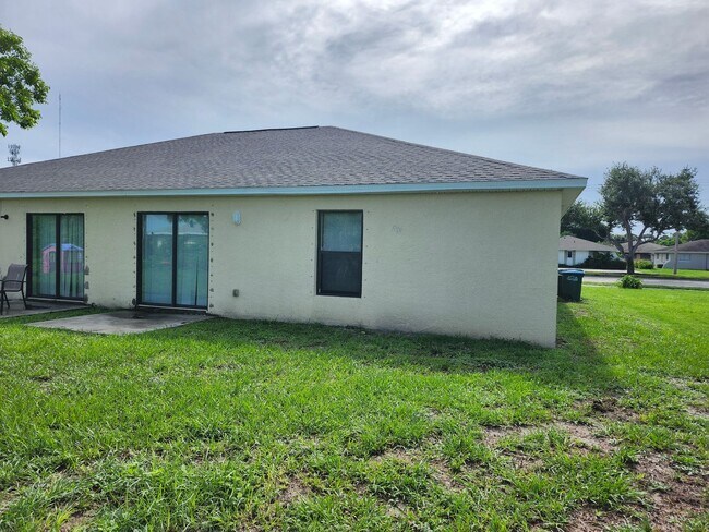 Foto del edificio - Exceptional 3 bed 2 bath 1 car garage dupl...