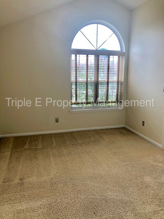 Building Photo - 5779 Eden Village Dr