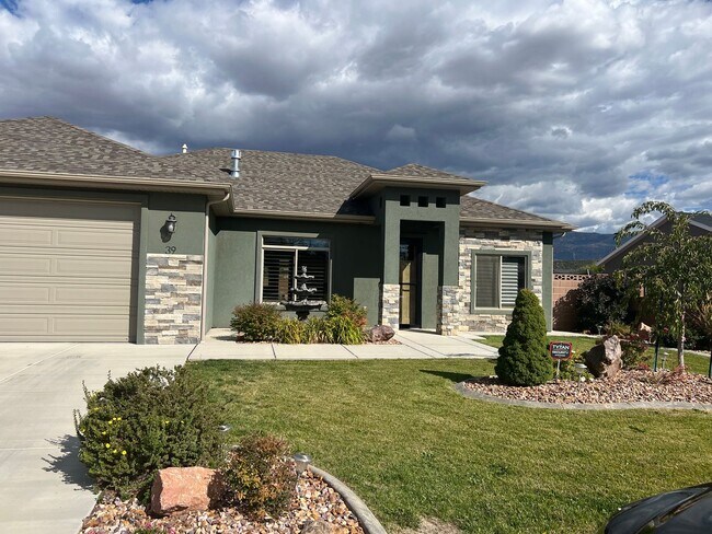 Building Photo - Beautiful Custom Home!