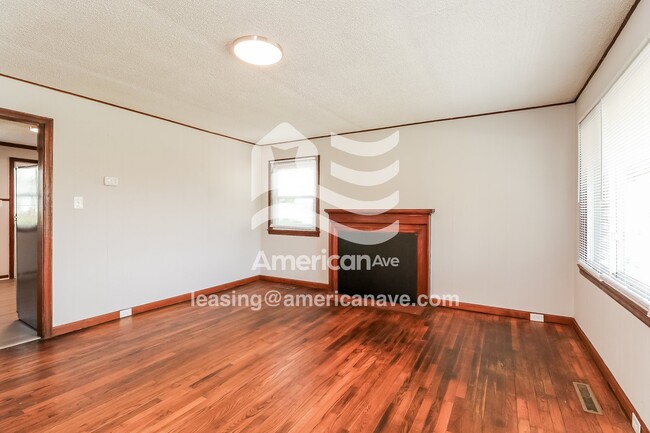 Building Photo - 305 River Dr