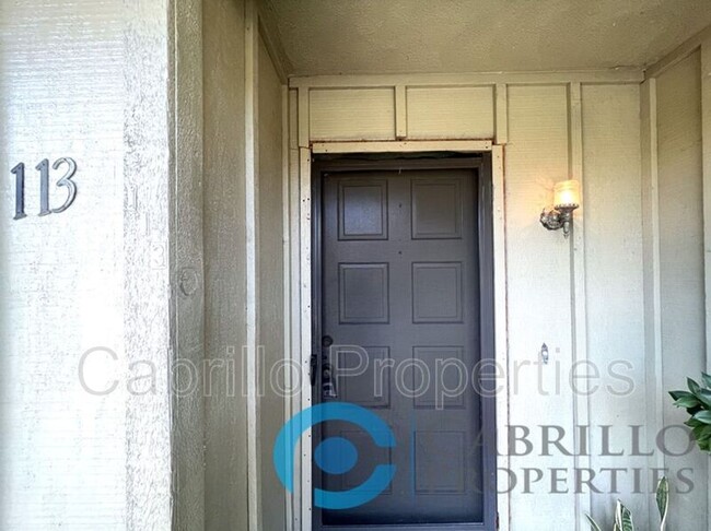Foto del edificio - 113 E Felicita Ave