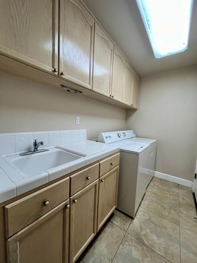 Building Photo - 3069 W Silverhill Ln
