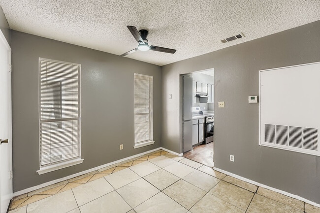 Foto del edificio - Room in Apartment on West Loop