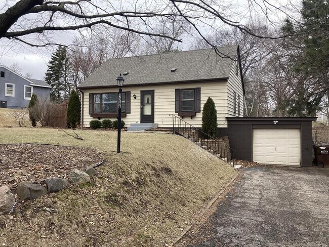 Foto del edificio - 4846 Birchwood Ln