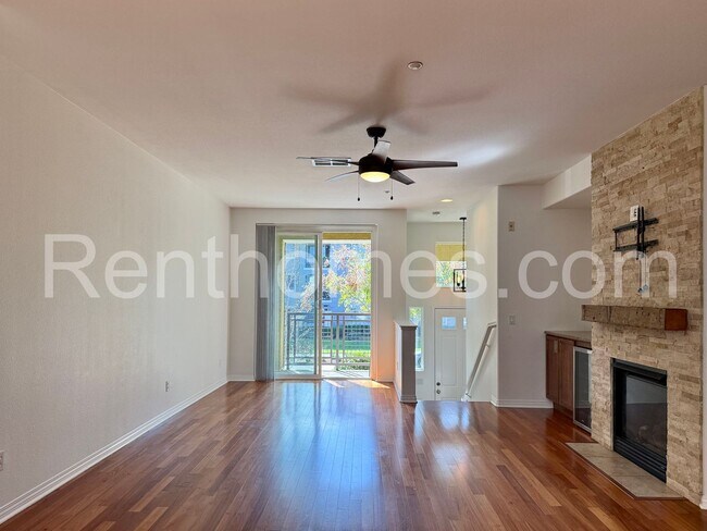 Foto del edificio - 8926 Spectrum Center Blvd