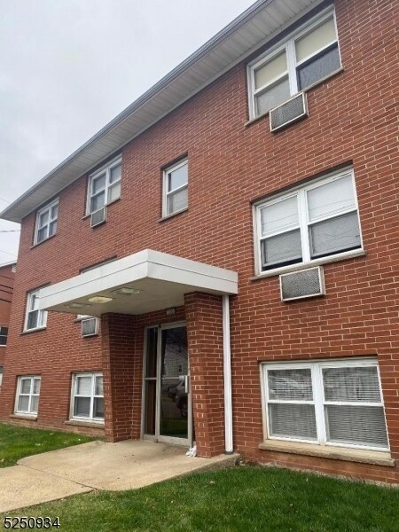 Building Photo - 100 Luttgen Pl