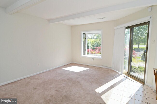 Building Photo - 10 Headley Dr