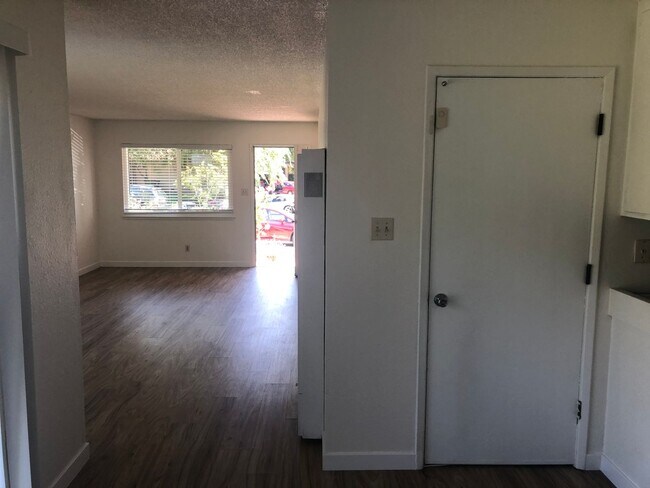 Building Photo - Clean 2 Bedroom, 1 Bath, 980 sqft., 1/2-Pl...