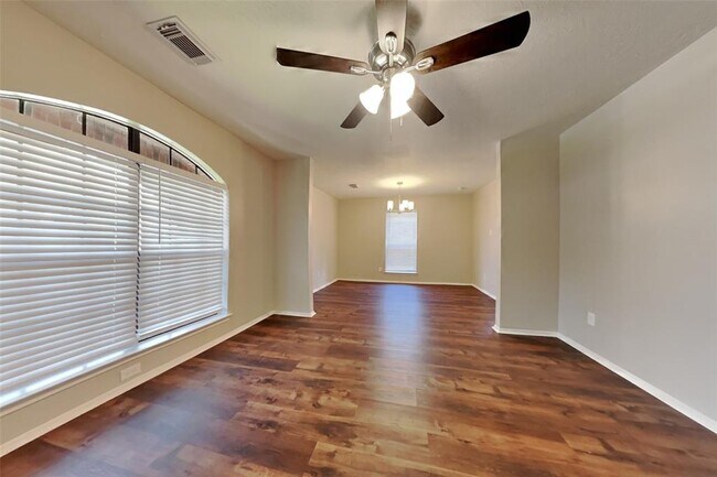 Foto del edificio - 4826 Pecan Grove Dr