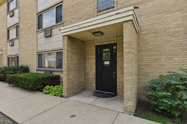Foto del edificio - 7019 N Ridge Blvd