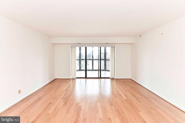 Building Photo - 1600 N Oak St