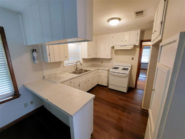 Building Photo - 206 Midway Dr