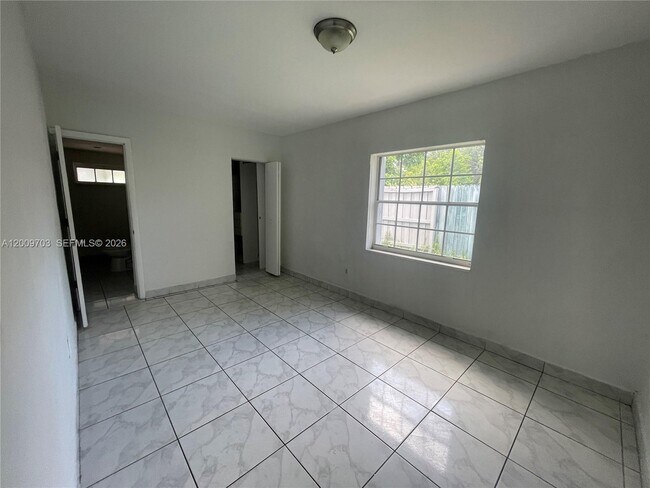 Foto del edificio - 1435 NE 173rd St
