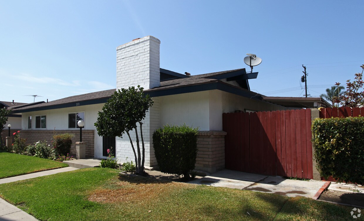 Building Photo - 2133 E Almont Ave
