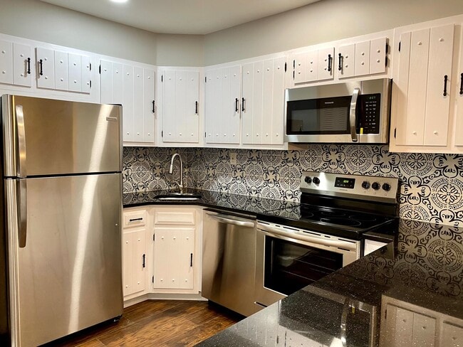 Building Photo - 128 Amberly Dr