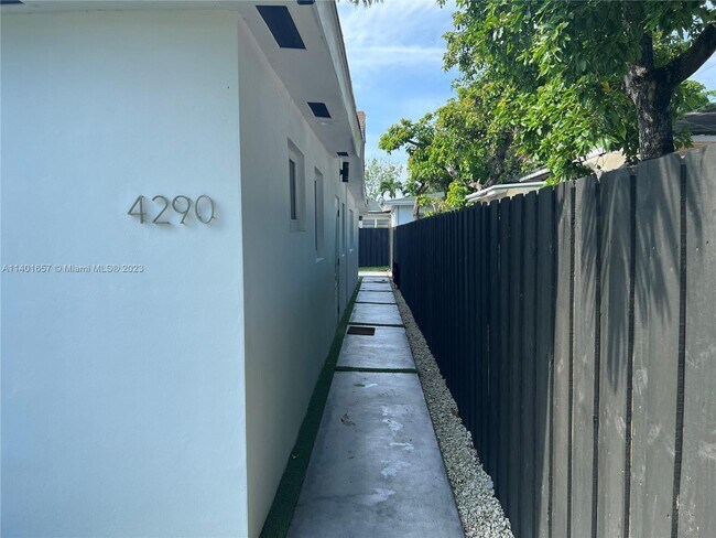Foto del edificio - 4290 SW 9th St