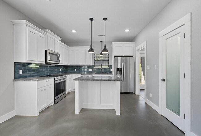 Building Photo - 610 E Shepherd St