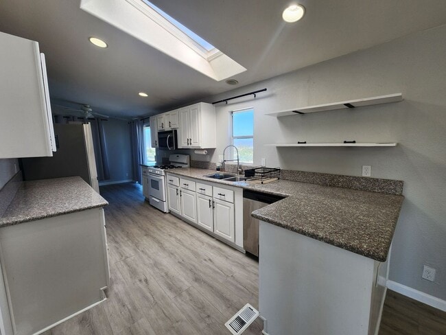 Building Photo - Large 3 Bedroom in Hansen Track