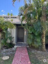 Building Photo - 429 N Cypress Dr