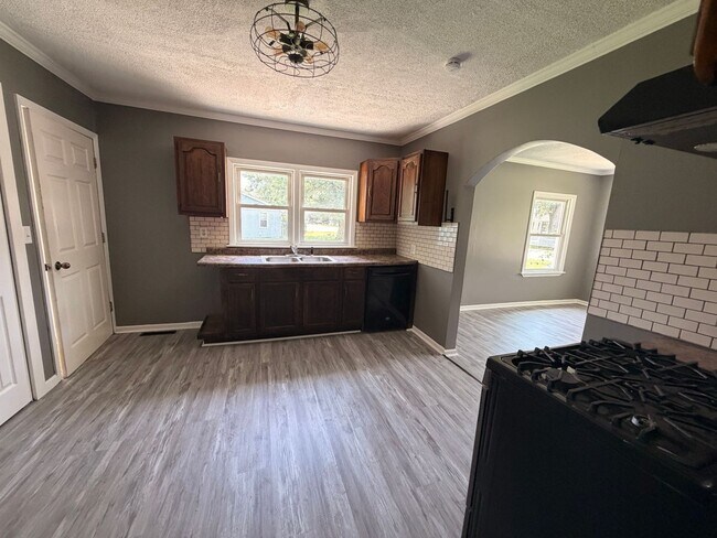 Building Photo - Cozy 2 Bedroom Home With Covered Parking in East Moline!