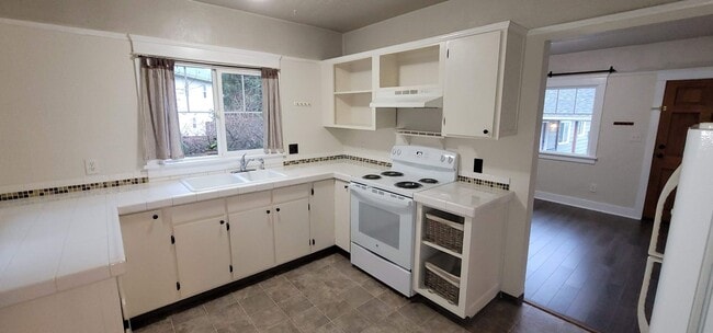 Building Photo - Charming home on quaint cul-de-sac!