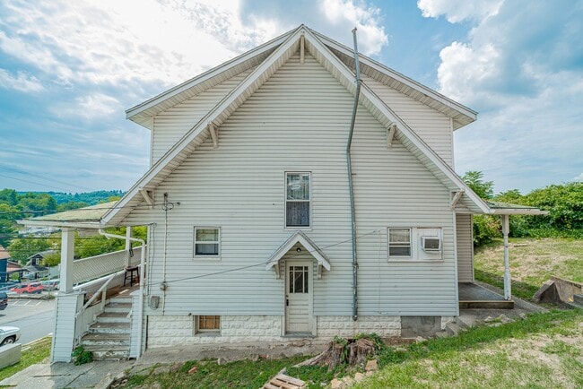 Building Photo - 4 Bedroom/ 2 Bathroom House - Downtown - A...