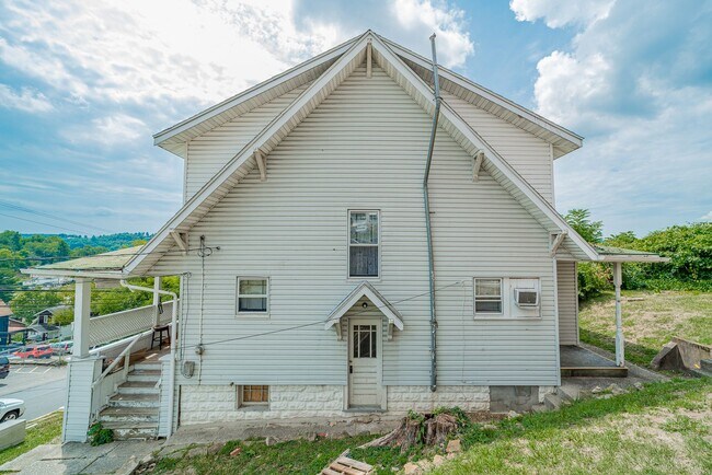 Foto del edificio - 4 Bedroom/ 2 Bathroom House - Downtown - A...