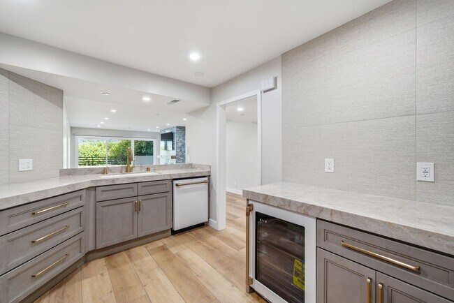 Foto del edificio - Fully Remodeled Coastal Condo in Villa Balboa | 2 Bed, 2 Bath